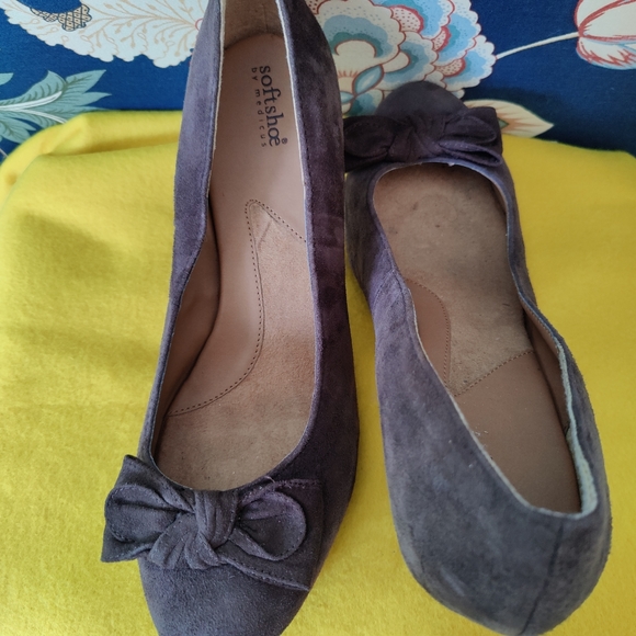 Brown Suede Pumps with Block-Heel and Toe Bow Accent | Softshoe by Medicus - Picture 3 of 12